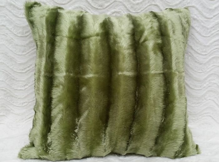 Декоративная подушка Мех "Жемчуг" полоса зеленая