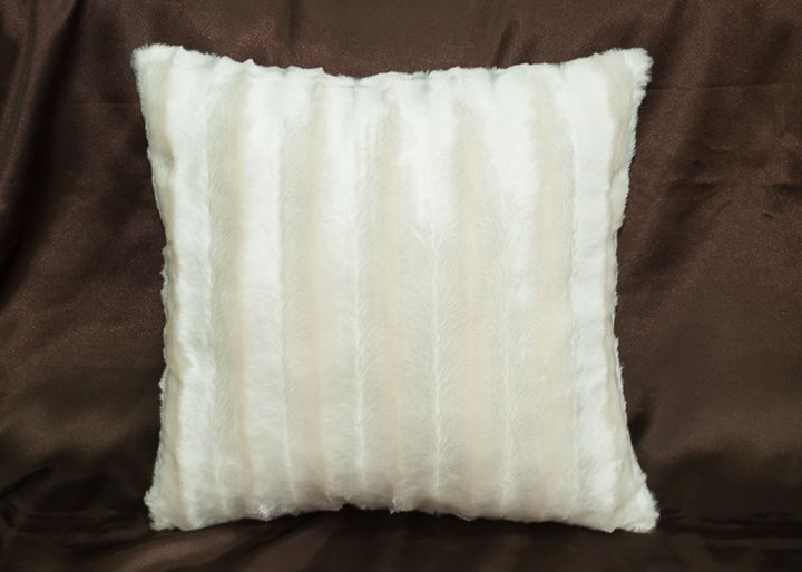 Декоративная подушка Мех "Жемчуг" полоса белая